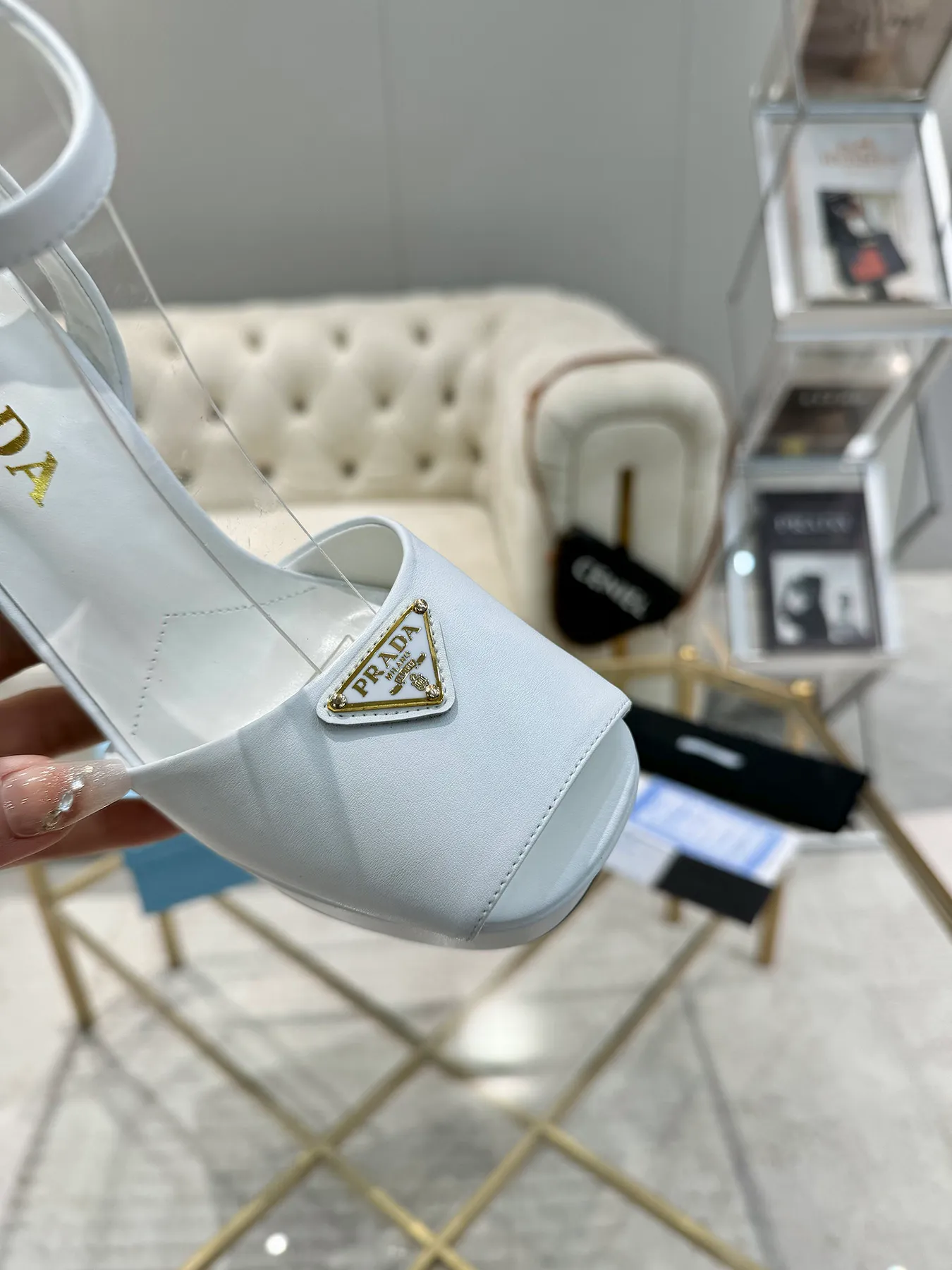 👟👟Ex-factory price 600👟👟 (imitation leather bottom-20) New arrival 👉Ready stock👈Remove the original board and make a 1:1 replica‼ ️The highest version ✅ Prada's early spring catwalk hot style 😘The latest spring style Thick heel square toe water platform series (genuine leather outsole) (simulated leather sole) A must-have for goddesses The upper and the feet are super beautiful 👉The upper is made of imported original calfskin, soft and textured, lining + foot pads, imported sheepskin lining, breathable and comfortable, private model water platform, heel, water platform 4M, heel height 13M Code number 35M-39M (34 40 41 42 customized, non-refundable and non-exchangeable)
